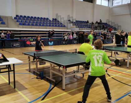 Mistrzowie oraz Mistrzynie Mokotowa w tenisie stołowym uczą się w Monnet!